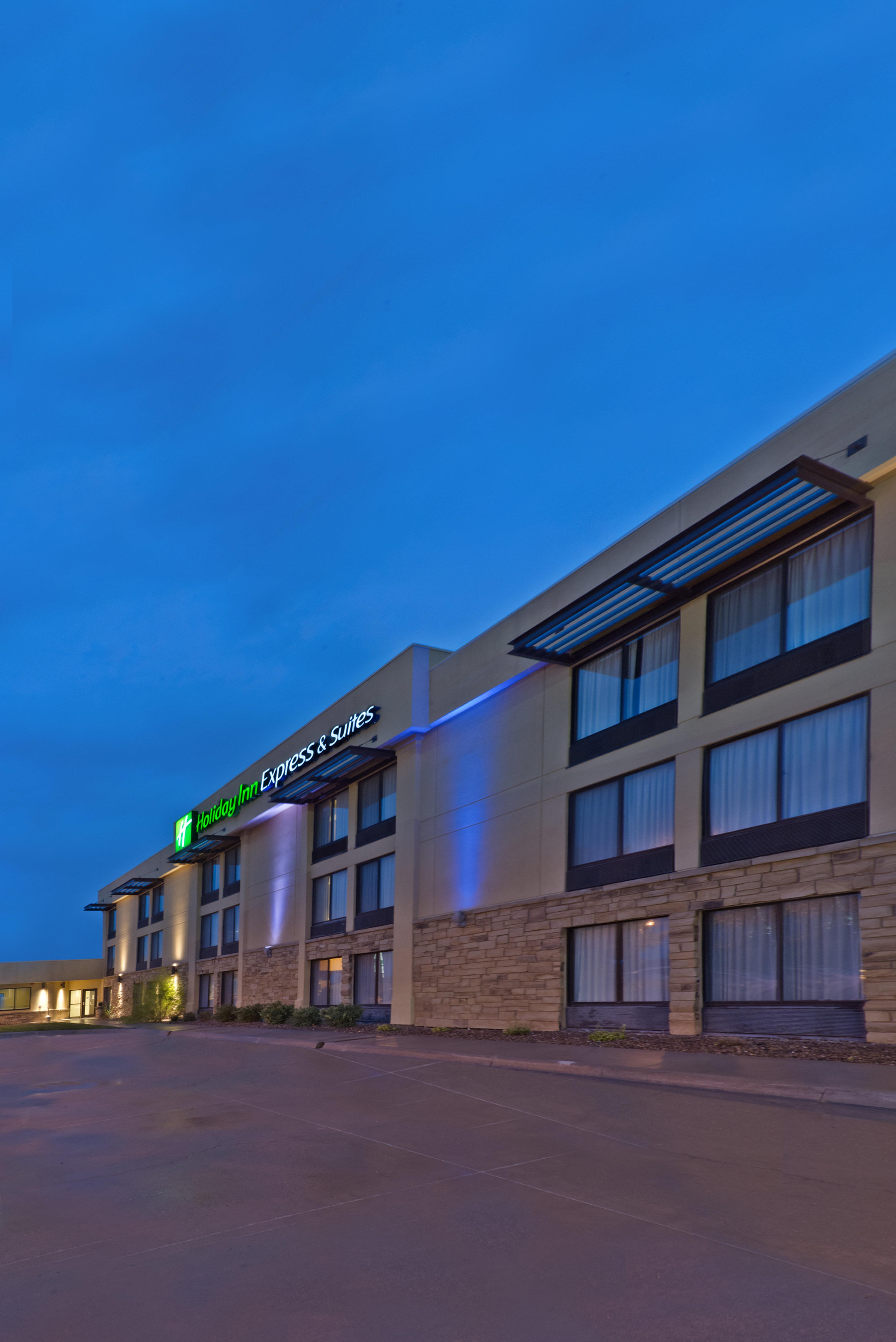 Holiday Inn Express Hotel & Suites Colby, An Ihg Hotel Экстерьер фото