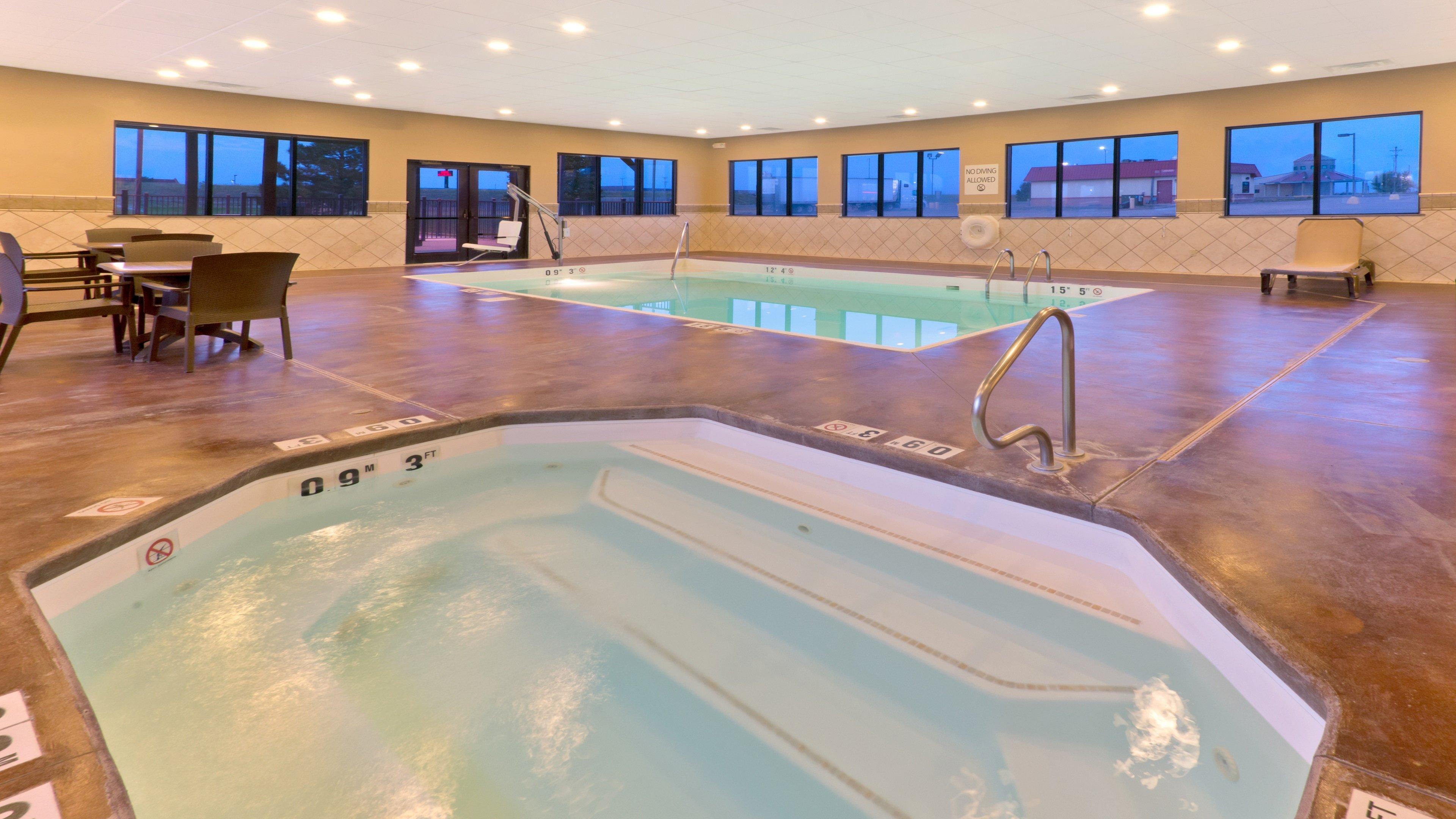 Holiday Inn Express Hotel & Suites Colby By Ihg Экстерьер фото